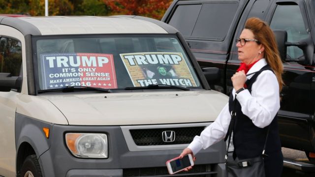 Carteles republicanos en un auto.