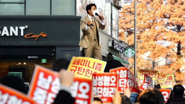 Um protesto de homens em Seul