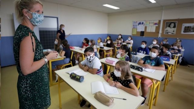 Aulas em escola francesa, em foto de dezembro