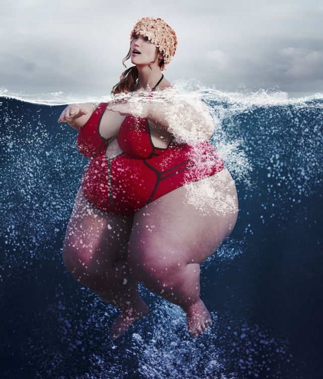 Chica que se ve más gorda bajo el agua