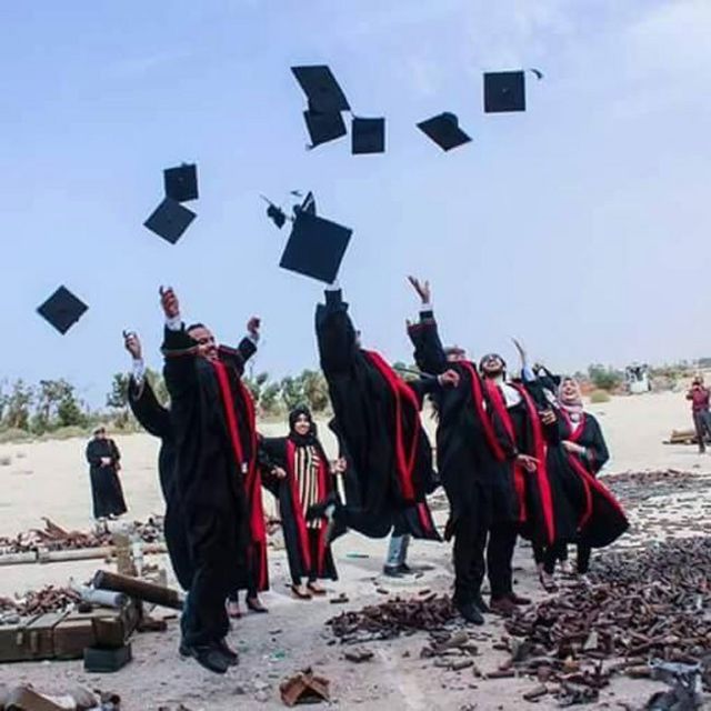 Urubuga nkoranyamabaga rwa Facebook rwa kaminuza ya Benghazi mu ishami ry'ubuhanga buhanitse rwashyize amafoto y'imihango yo guha abanyeshuri impamyabumenyi zabo yo ku itariki ya 11/10, ruvuga ko; "[Abanyeshuri] basabye ko ibyishimo byabo [byishimirwa] muri kaminuza, n'ubwo yangijwe cyane."