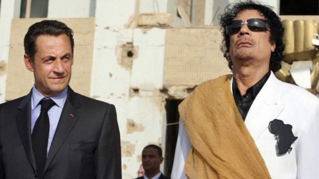Madaxweynihii hore ee Faransiiska Nicolas Sarkozy (bidix) waxaa lagu heystaa inuu laaluush ka qaatay hoggaamiyihii hore ee Liibiya Mucamar Qadaafi