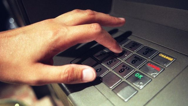 Що робити, якщо картку з'їв банкомат? - BBC News Україна