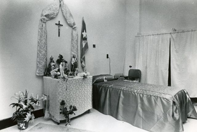 Altar construido en la celda de lolita lebrón