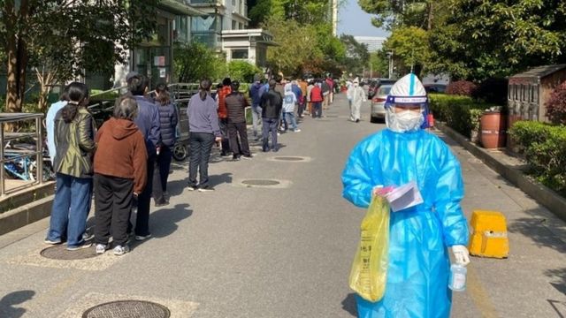 Residentes haciendo cola para hacerse tests en Shanghái.