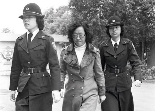 呂秀蓮在美麗島事件被捕，此為她被警方帶往法庭的照片。