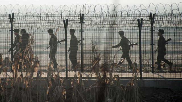 Militares de Corea del Norte en la frontera con China