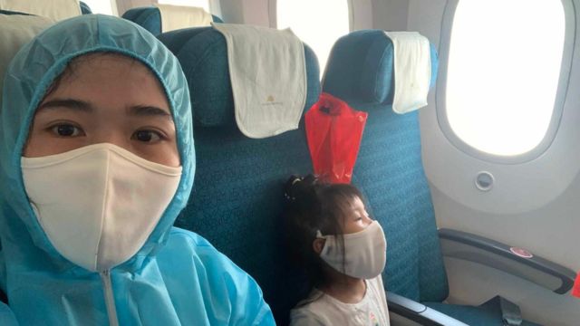 Nhật Ánh và con gái trên chuyến bay về từ Washington về Nội Bài tháng 7/2020