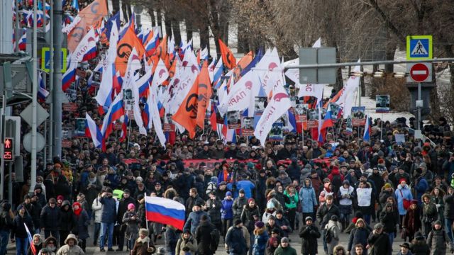 Moskvada müxtəlif plakat və bayraqlar daşıyan yürüş iştirakçıları
