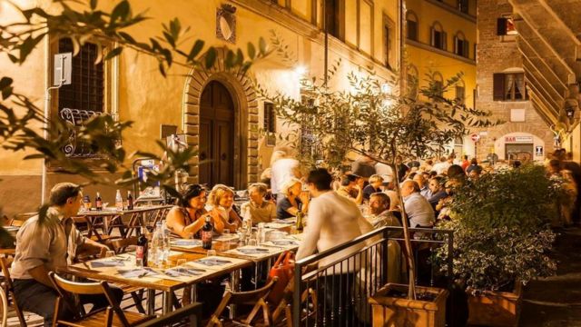 Cena all'aperto in città italiana