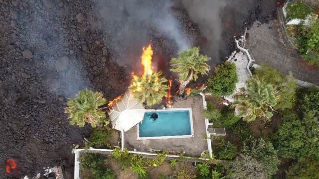 Lava arrasando propiedades en Canarias.