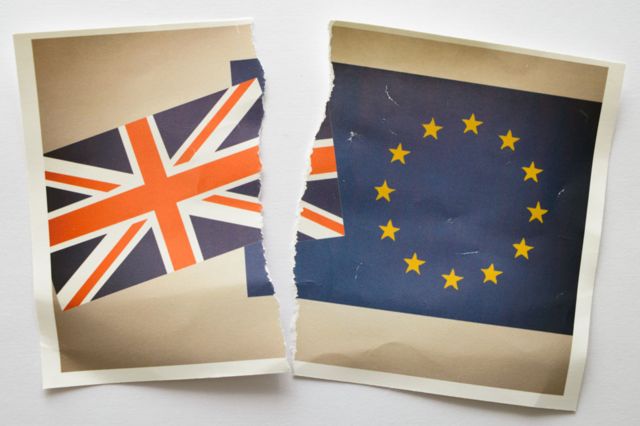 Pocepane zastave Velike Britanije i Evropske unije