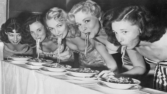 Mujeres en Estados Unidos comiendo espagueti en 1949