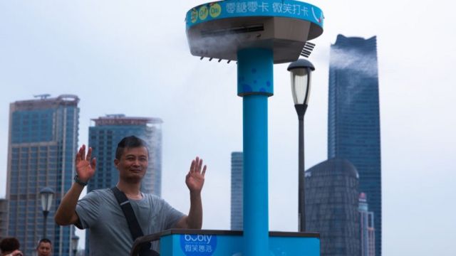 上海在街边设置水雾喷洒装置(photo:BBC)