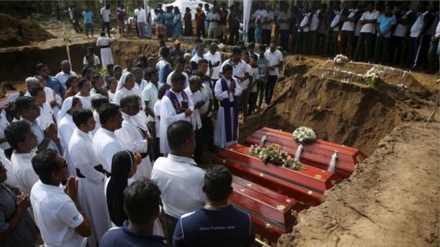 Abantu batari bake bitavye igikorwa c'ugushingura abapfuye cabereye kw'isengero ryitiriwe Sebasiyano Mweranda i Negombo