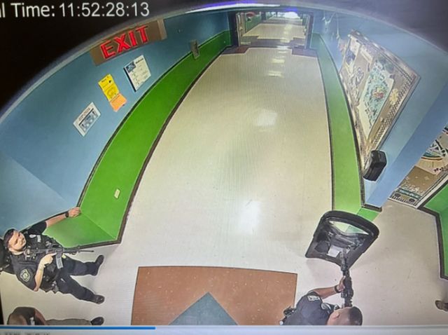 Foto que supuestamente muestra a policías armados con rifles en el pasillo de la escuela de Uvalde a las 11:52 hora local del 24 de mayo de 2022.