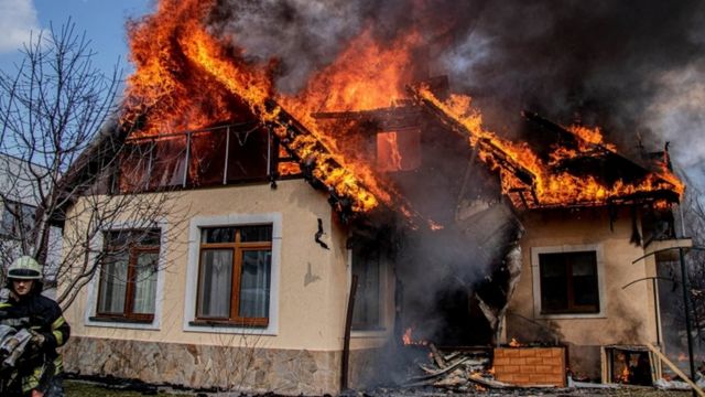 Una casa en llamas luego de un bombardeo ruso en Kiev