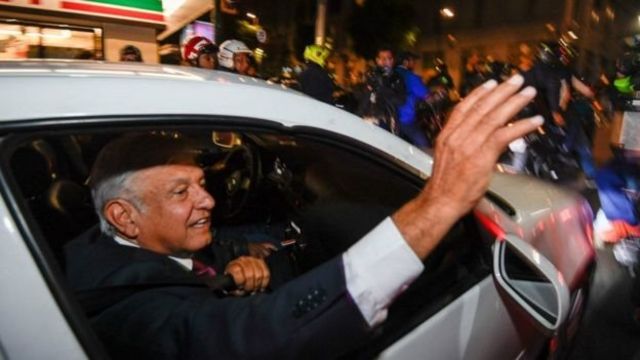 لوبيز أوبرادوزر يحيي أنصاره في ذروة الاحتفالات بفوزه في مدينة ميكسيكو