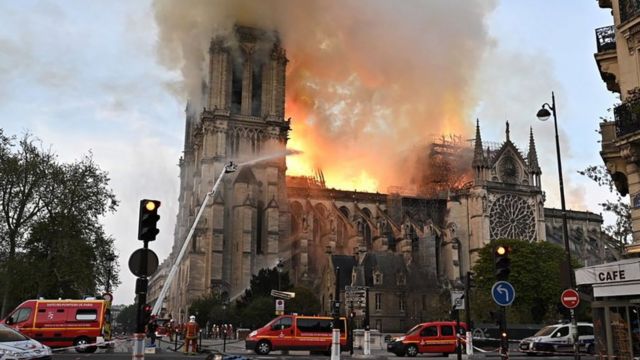 Bombeiros atuando contra incêndio na catedral