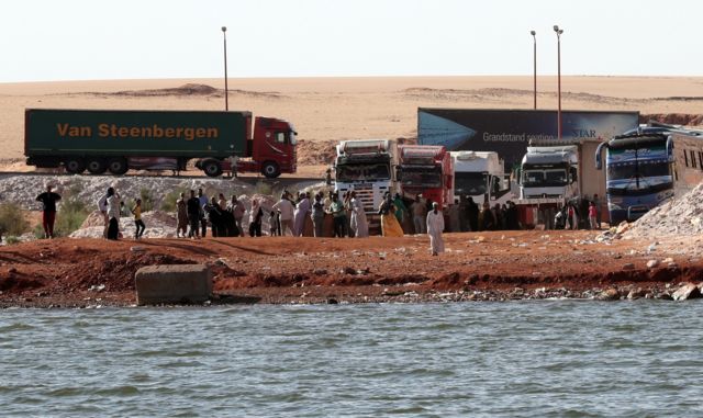 سودانيون ينتظرون عبور نهر النيل بعد عبور الحدود من السودان، في أبو سمبل، جنوبي مصر، 19 مايو/أيار 2023.