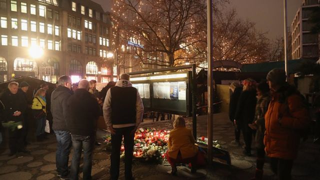 Lundi, un camion immatriculé en Pologne a foncé intentionnellement sur la foule de l'un des marchés de Noël les plus fréquentés de Berlin, faisant au moins 12 morts et 48 blessés