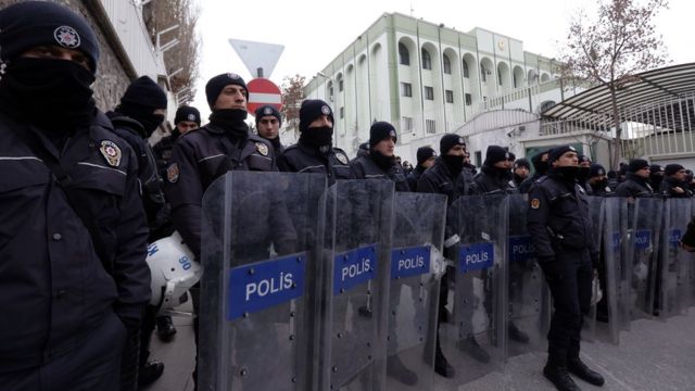 サウジ領事館周辺を警備するトルコの警察（3日、イスタンブール）