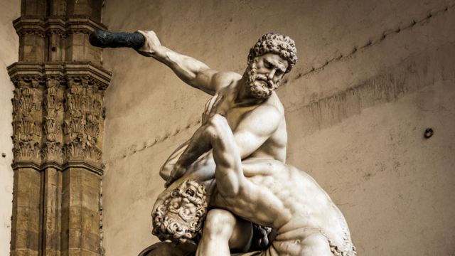 Estatua de Hércules luchando contra el cenotauro Nessus