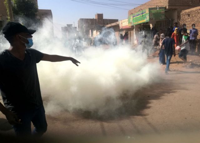 Sudanese police fire tear gas at protesters trying to march on the presidential palace in the capital Khartoum on 24 January 2019.