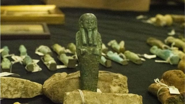 The Egyptian antiquities that appeared in the Israeli antiquities market were once in the hands of licensed antiquities dealers and antiquities smuggling gangs