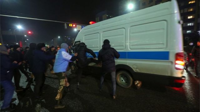 People attack a police van during a liquefied gas protest.