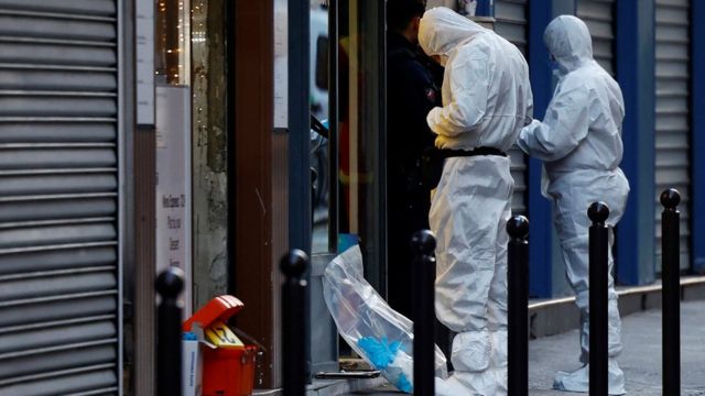 Forenses franceses en la zona del ataque en París