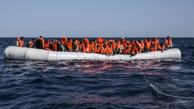 12 yanvarda çəkilmiş bu foto miqrantların Liviya sahilində xilas edilməzdən əvvəl mindikləri basabas üfürmə qayığı göstərir
