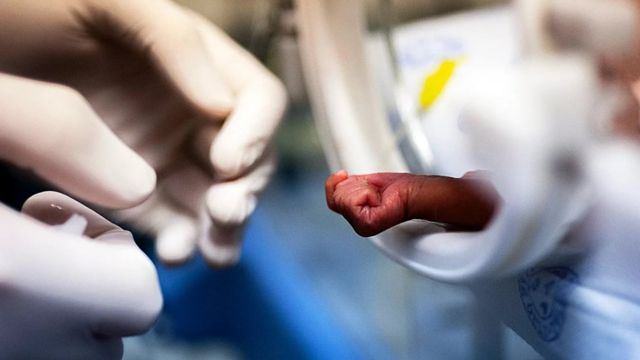 Les incubateurs peuvent sauver des vies en contribuant à stabiliser le poids des bébés prématurés, mais ils ne sont pas disponibles dans toutes les régions du monde