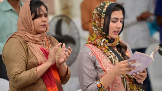 مسيحيات باكستانيات يحضرن قداس عيد الفصح بإحدى كنائس مدينة كراتشي