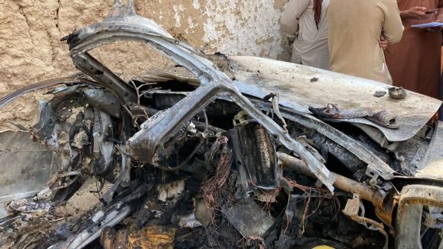 Afganistán: 10 afganos, entre ellos seis niños, mueren en ataque aéreo de EE.UU., dicen familiares 2 El carro después de la explosión.