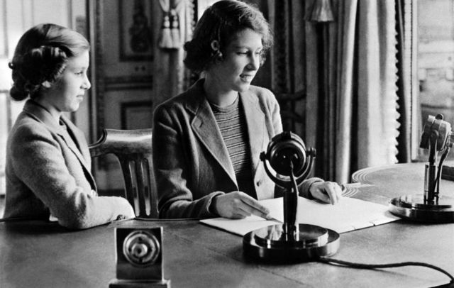 La princesa Isabel (dcha) y su hermana, la princesa Margarita (izq) ante los micrófonos de la BBC, 1940.