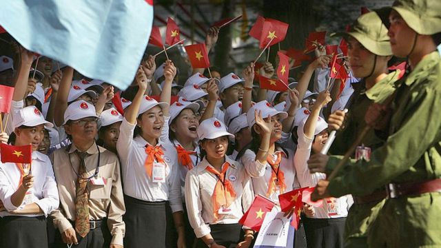 Học sinh Việt Nam trong một cuộc diễu hành