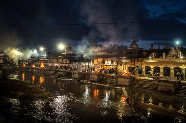 Victims of an earthquake are cremated at Pashupatinah Temple in Kathmandu, Nepal, 30 April 2015