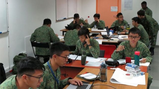 Personal militar en Singapur haciendo llamadas