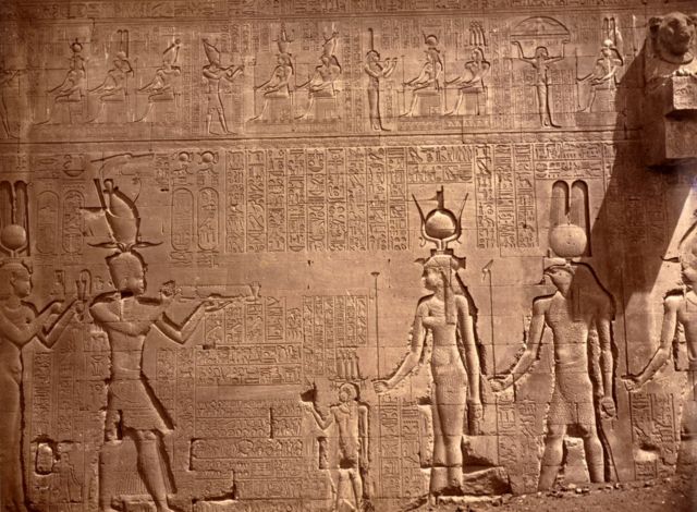 Cleópatra e seu filho Cesarião são ilustrados à esquerda, na parede sul do Templo de Hator, em Dendera, no Egito