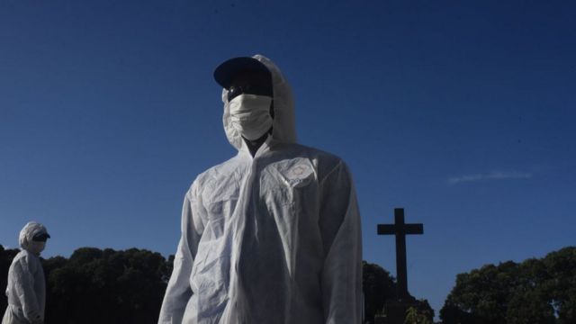 Enterradores en un cementerio de Río de Janeiro.