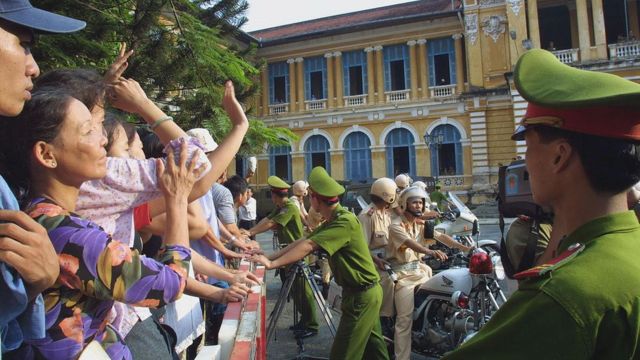 Thân nhân các bị cáo bên ngoài phiên tòa xét xử vụ án Năm Cam tại Tòa án TP Hồ Chí Minh, hôm 5/6/2003. Đây là một trong các vụ có nhiều bị cáo nhất, 154 người, trong đó có nhiều người bị tuyên mức án tử hình.