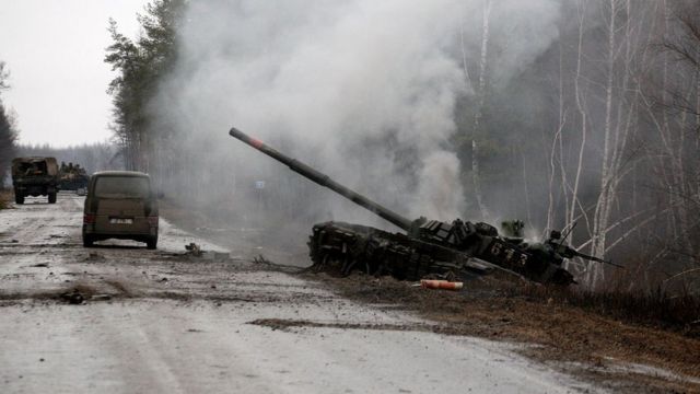 Подбитый российский танк в районе Луганска