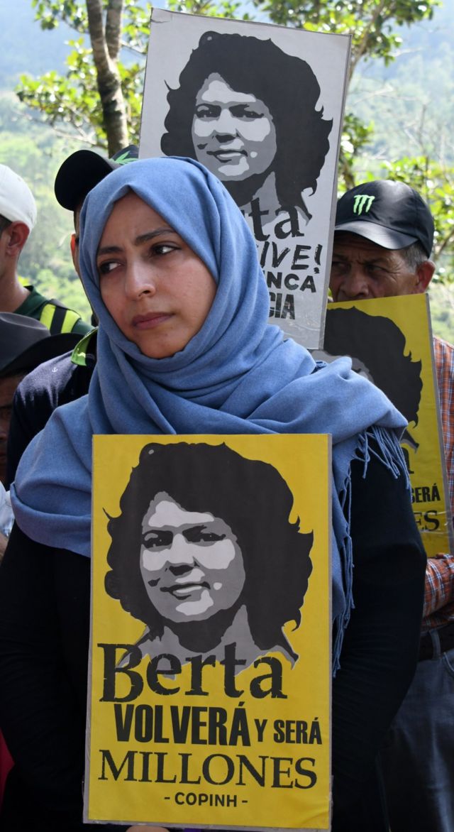 Tawakkol Karman con un cartel que dice: "Berta volverá y será millones".