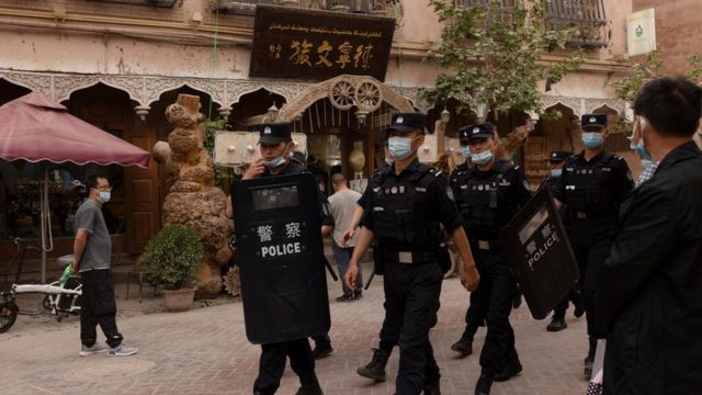 新疆喀什防暴警察在市集巡逻(4/5/2021)