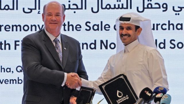 El ministro de energía qatarí y el CEO de ConocoPhillips firman acuerdo para llevar el gas de Qatar a Alemania.