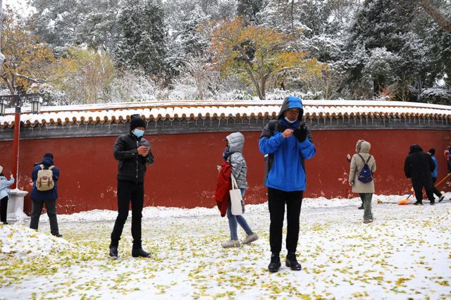 很多北京市民前往故宫等历史景点观雪。