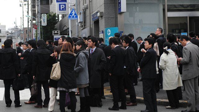 Pessoas na rua em Tóquio após terremoto