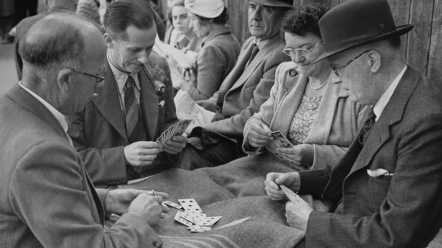 1950年6月20日，温布尔登网球锦标赛开幕，球迷排队买入场券，等候期间玩牌打发时间(photo:BBC)