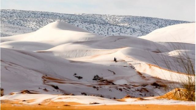تظهر الصورة الثلوج في الصحراء الكبرى يوم الأحد 7 يناير 2018 بالقرب من مدينة عين الصفراء الجزائرية